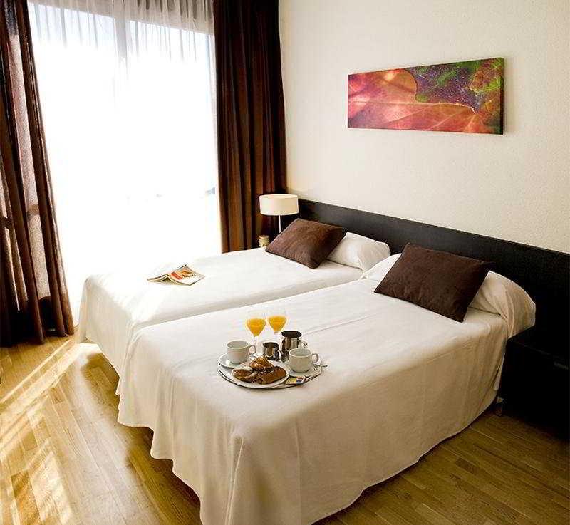 Compostela Suites Madrid Bagian luar foto